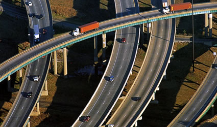 turbina_eolica_turbine_eoliche_energia_eolica_autostrada_autostrade_invenzione_turbina_eolica_asse_verticale_energia_spreco_sprecata