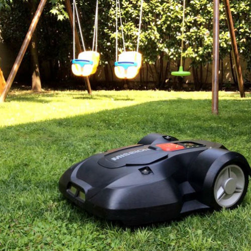 Giardinaggio sostenibile: il robot per la manutenzione del giardino piace